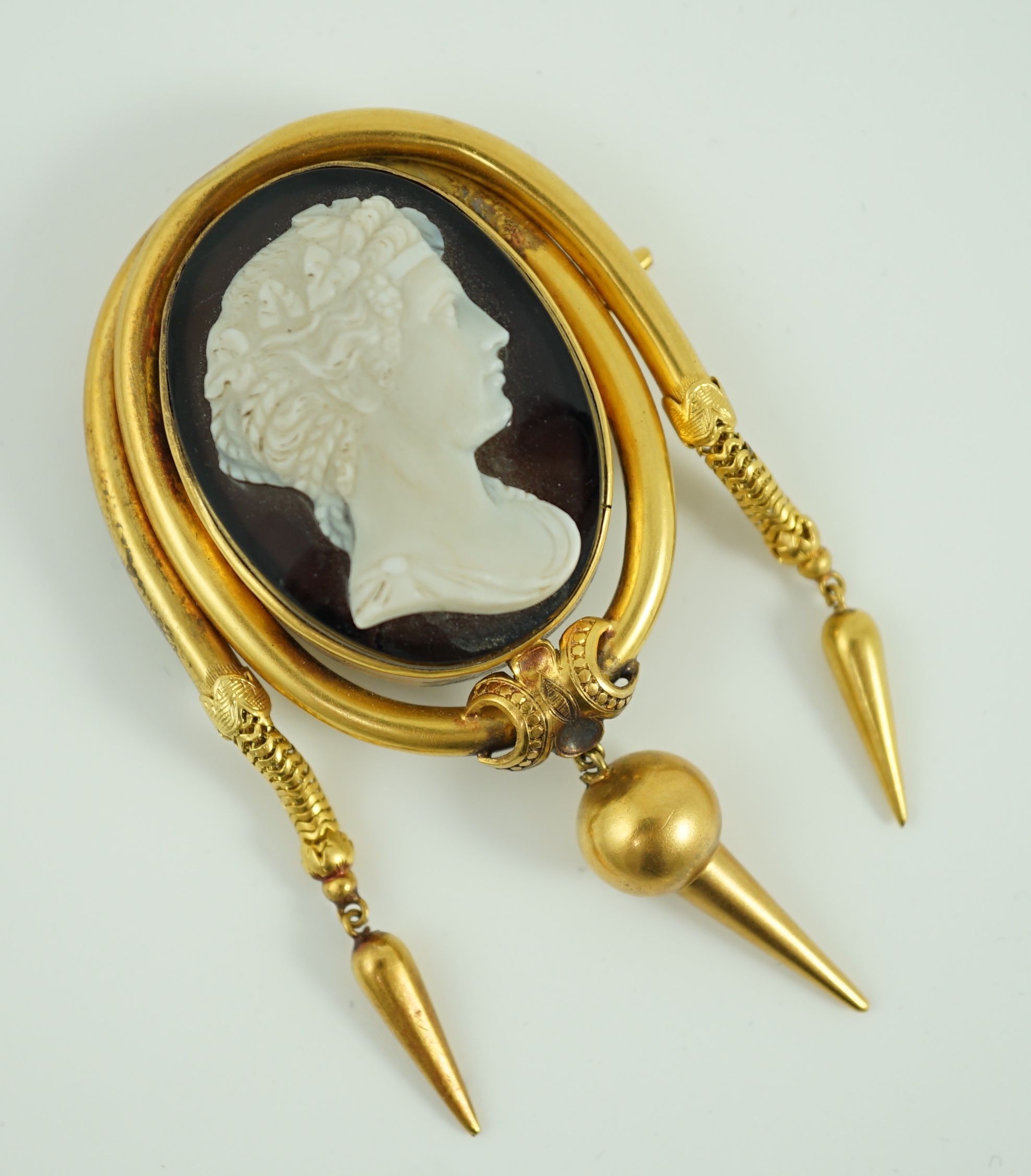 A Victorian gold and cameo agate set oval drop tassel brooch